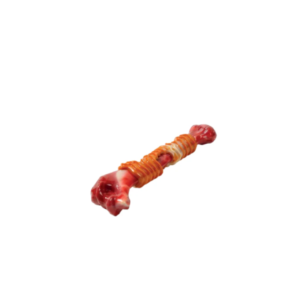 Jucărie rezistentă pentru câini M-PETS Carnivore sub formă de os tip băț, cu aromă de bacon pentru mestecat.