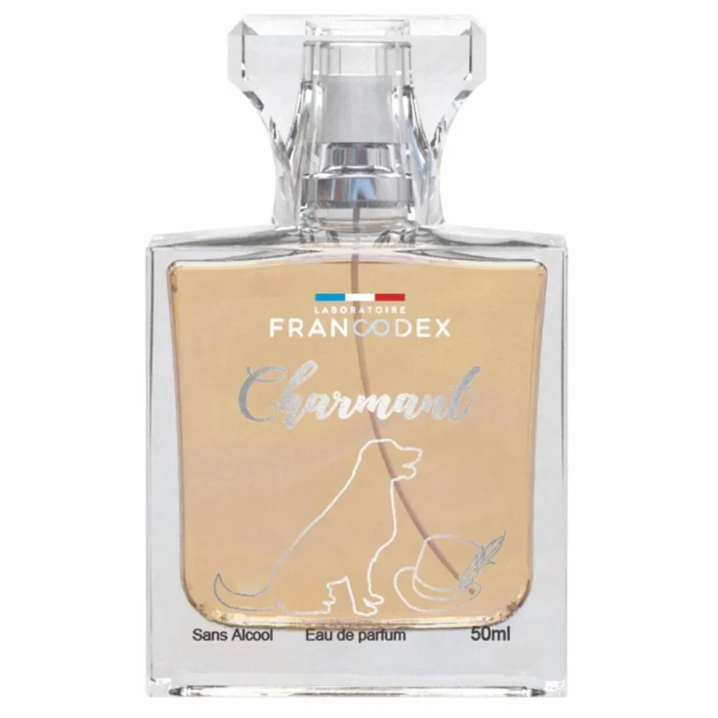 Flacon de 50ml de parfum pentru câini Francodex Charmant cu o notă elegantă și lemnoasă, special conceput pentru prospețimea blănii și protejarea pielii sensibile.