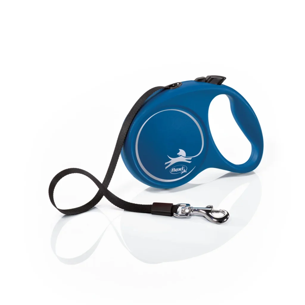Lesă retractabilă cu bandă Flexi Fun mărimea M, de culoare albastră, lungime 5 metri, cu sistem de frânare rapid, concepută pentru câini de talie medie (până la 25 kg).
