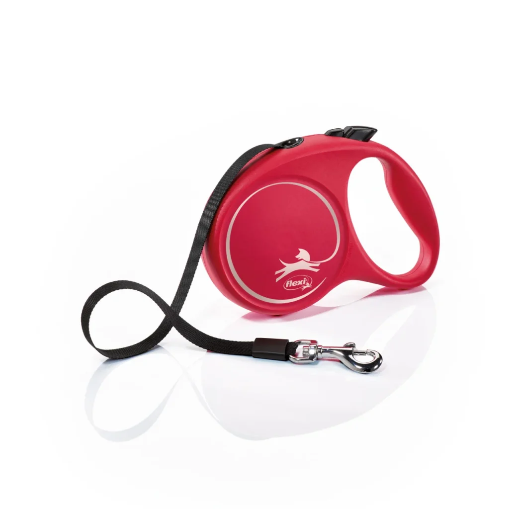 Lesă retractabilă cu bandă Flexi Fun mărimea S, de culoare roșie, lungime 5 metri, cu sistem de frânare rapid, concepută pentru câini de talie mică (până la 15 kg).