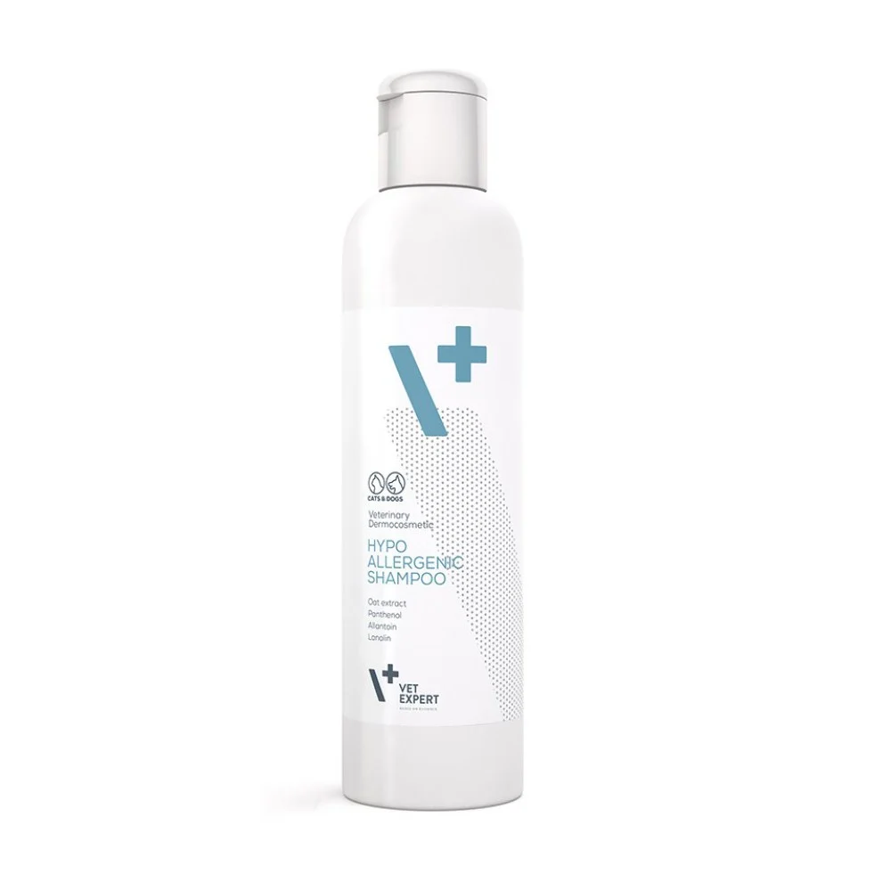 Flacon de 250 ml cu șampon hipoalergenic VetExpert, îmbogățit cu extract de ovăz, pentru câini și pisici cu piele sensibilă.
