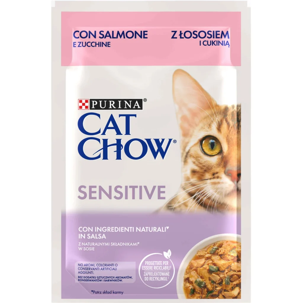 Plic 85 g hrană umedă Cat Chow Sensitive cu somon și zucchini pentru pisici adulte cu digestie sensibilă.