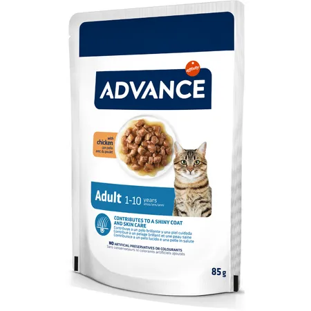 Plic de 85 g hrană umedă Advance Cat cu pui pentru pisici.