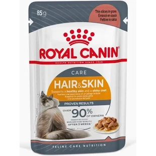 Plic de 85 g hrană umedă Royal Canin Hair & Skin Care în sos pentru sănătatea pielii și blănii pisicii.