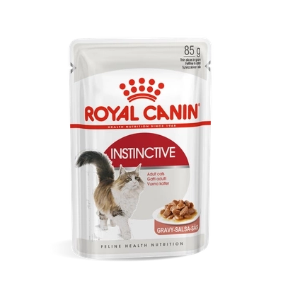 Plic de 85 g hrană umedă Royal Canin Instinctive în sos pentru pisici adulte.